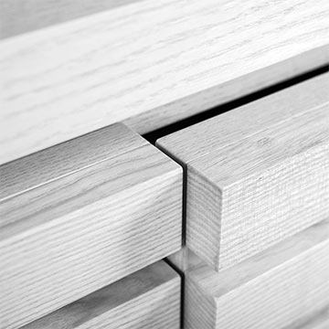 TV-Element und Sideboard aus Esche, furniert und geölt